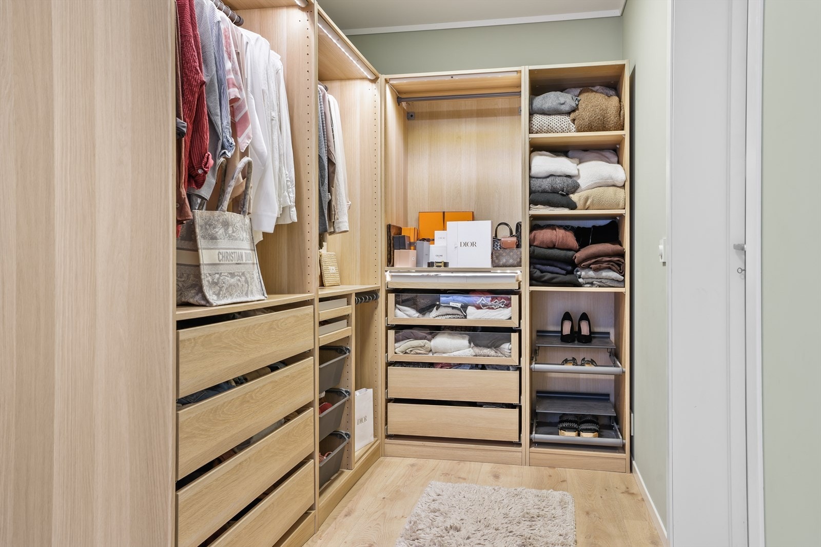 Den flotte garderobeløsningen gir rikelig med oppbevaringsplass til klær og tilbehør, og bidrar til et ryddig og oversiktlig rom. Galleribilde