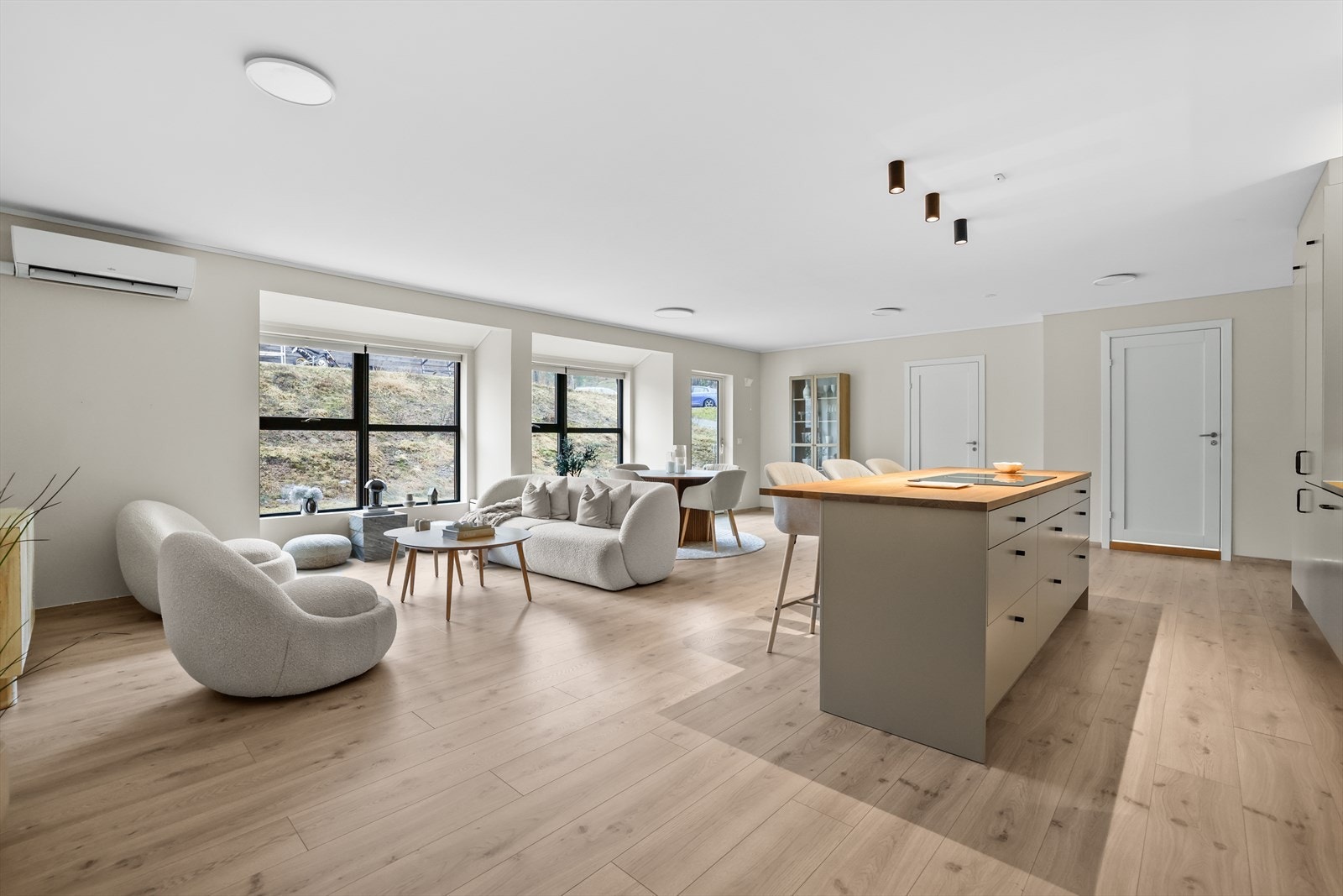 Stuen fremstår som et lyst og delikat oppholdsrom med en lun og innbydende atmosfære. Galleribilde