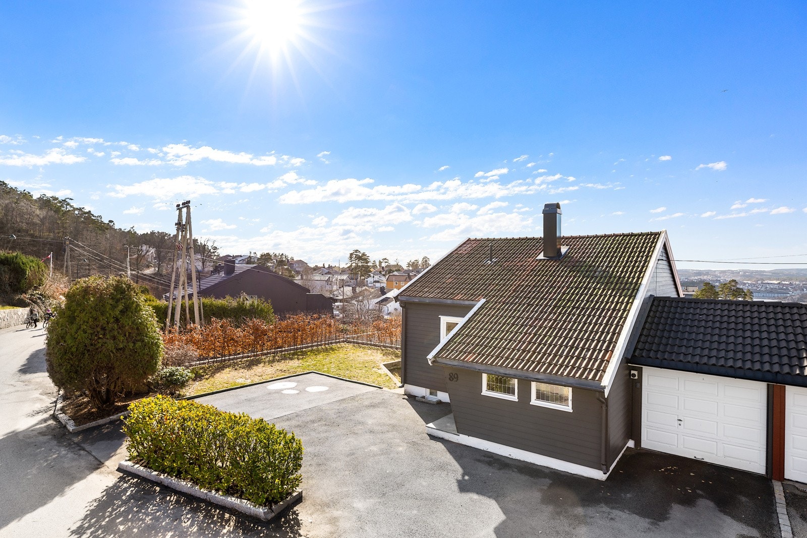 Fasade med garasjen til høyre i bilde Galleribilde