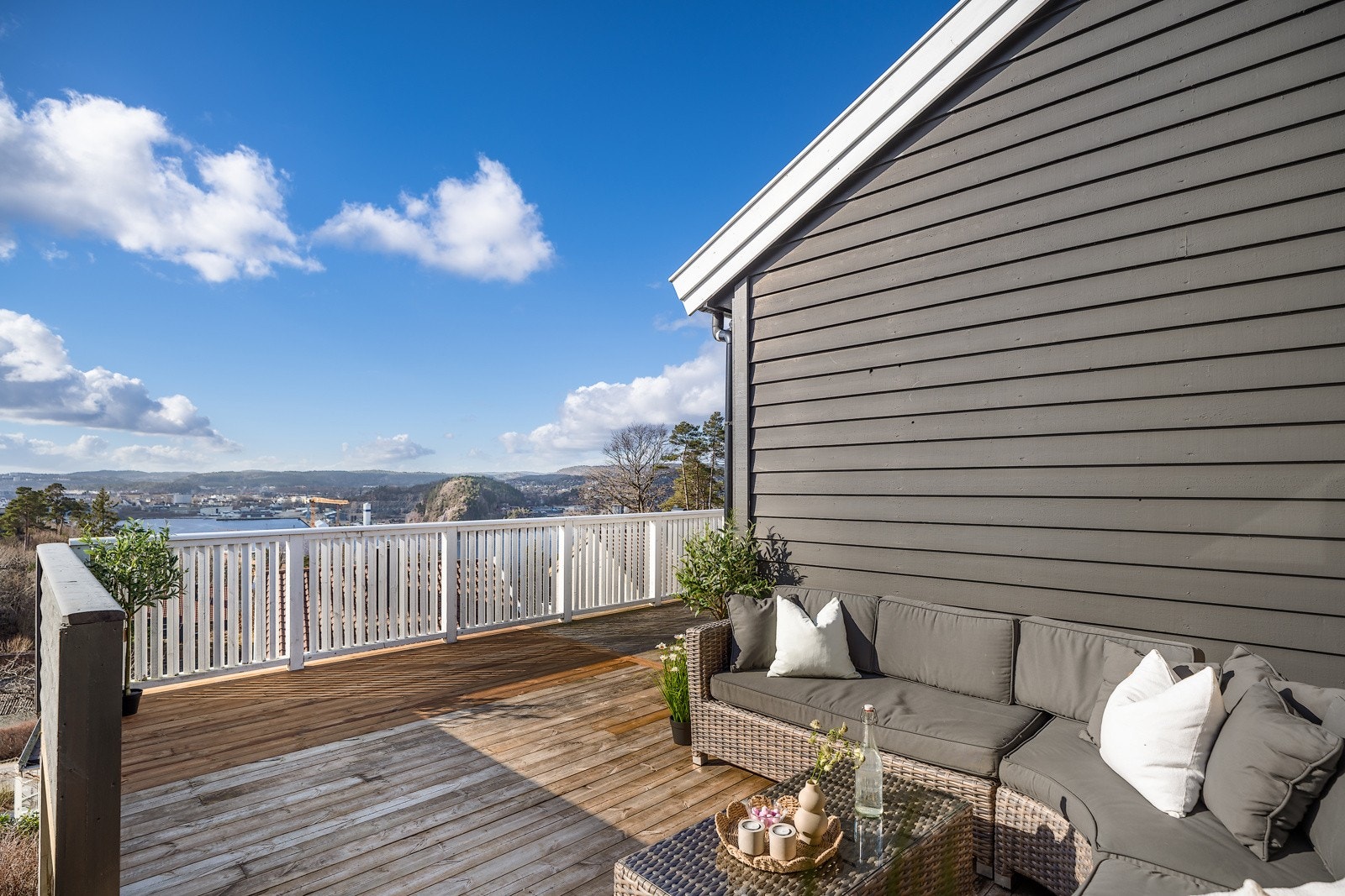 Terrassen er påbygd og har rikelig med sol og flott utsikt Galleribilde