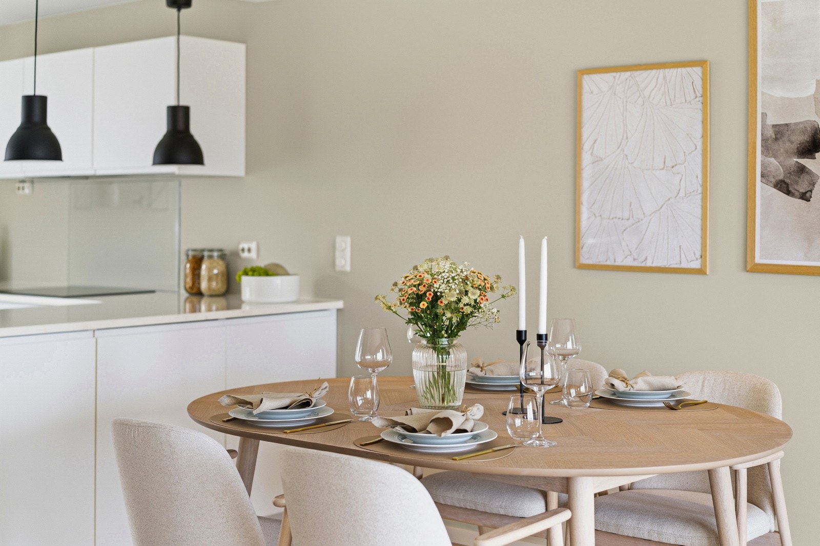 Spisebord ved kjøkken Galleribilde