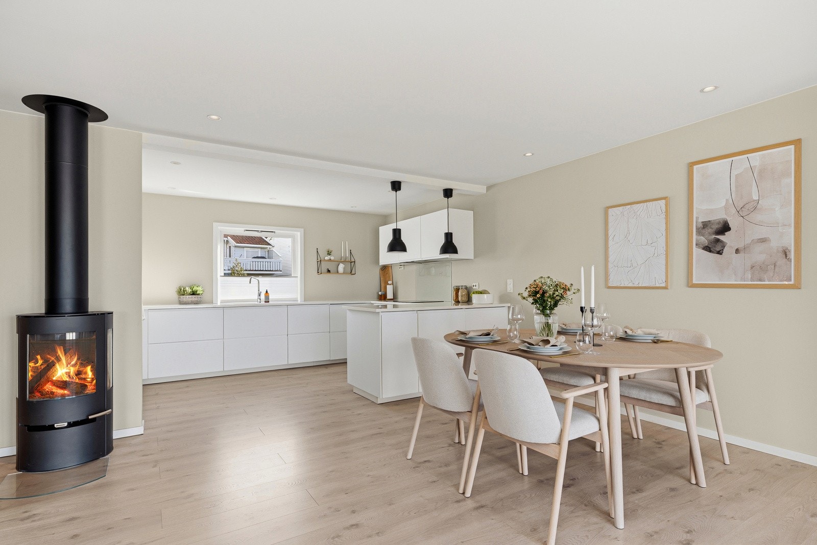 God plass til spisestuebord ved kjøkkenet Galleribilde