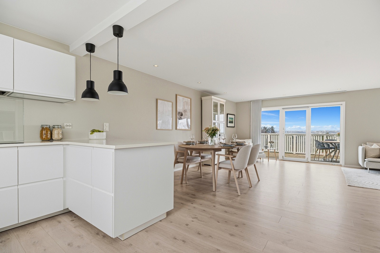 I 2017 ble veggen mellom stue og kjøkken tatt bort og det ble satt inn nytt kjøkken med alt av hvitevarer integrert Galleribilde