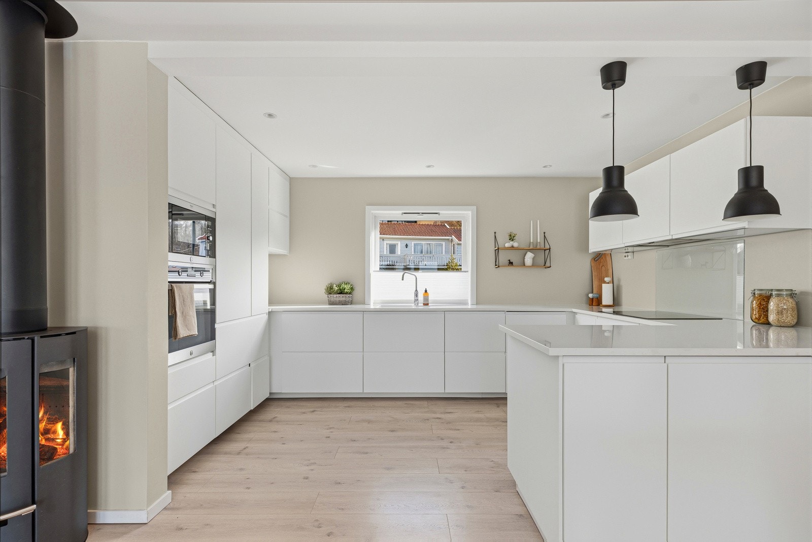 I 2017 ble veggen mellom stue og kjøkken tatt bort og det ble satt inn nytt kjøkken med alt av hvitevarer integrert Galleribilde