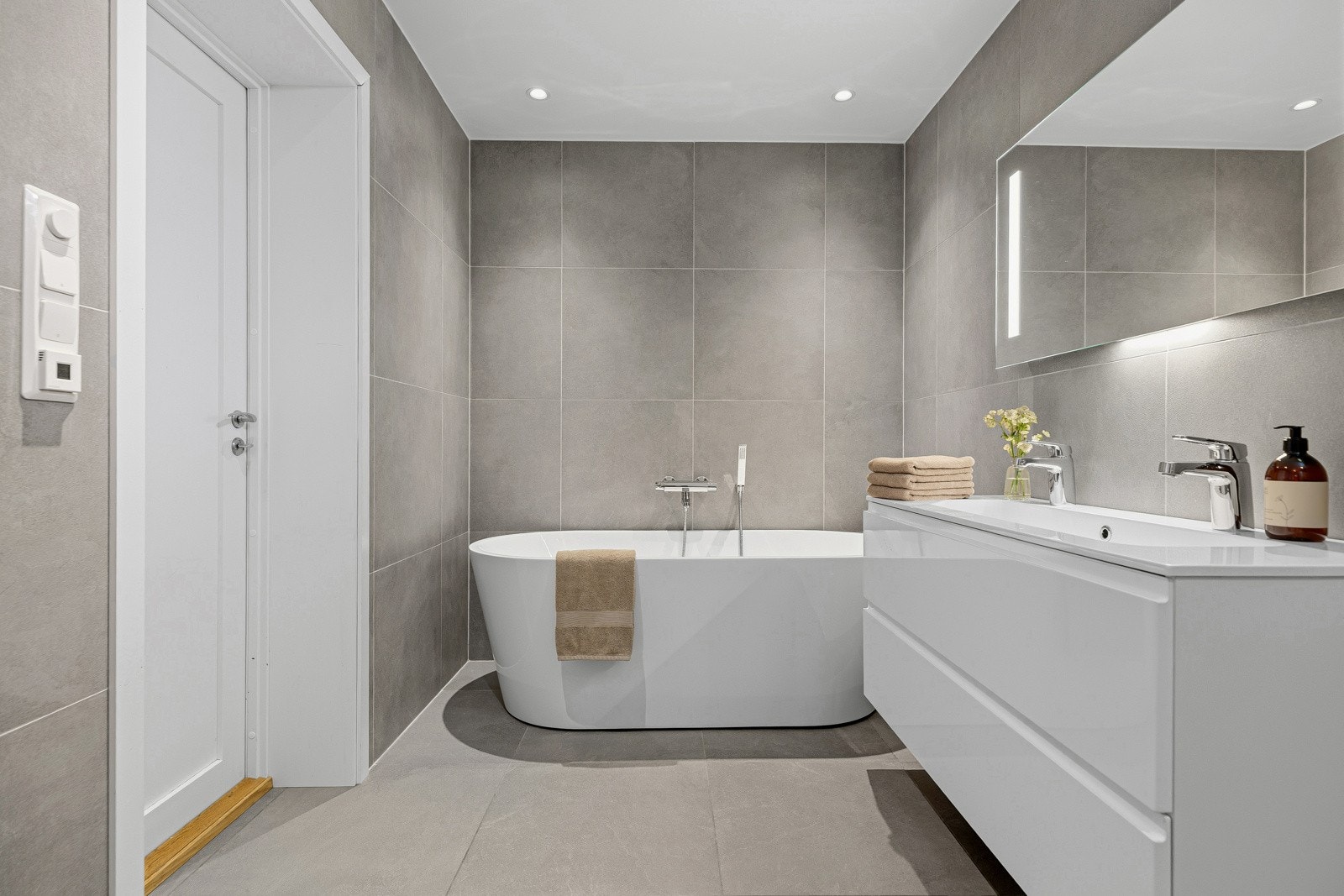 Lekkert renovert bad med både badekar og dusj samt vegghengt wc (2017) Galleribilde