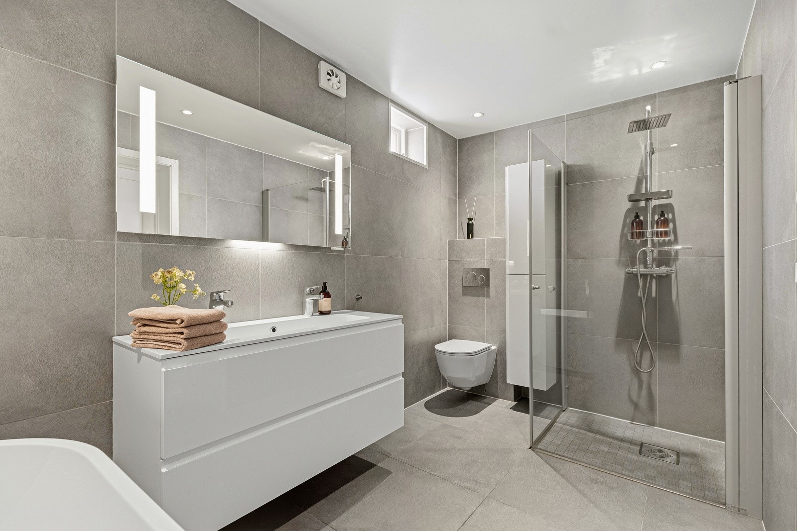 Lekkert renovert bad med både badekar og dusj samt vegghengt wc (2017) Galleribilde