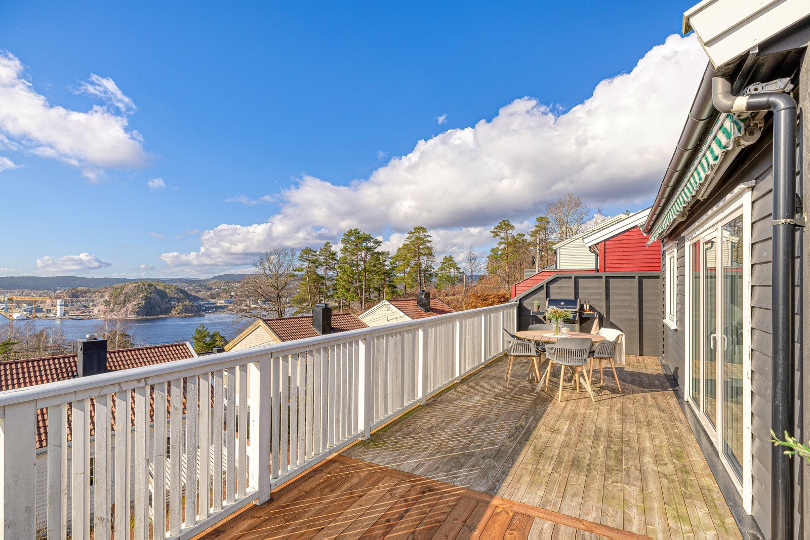 Terrassen er påbygd og har rikelig med sol Galleribilde