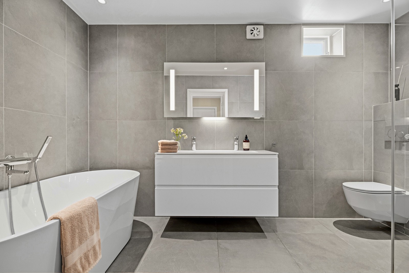 Lekkert renovert bad med både badekar og dusj samt vegghengt wc (2017) Galleribilde