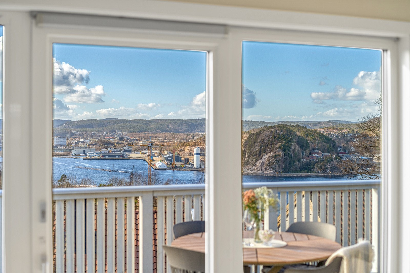 Fra boligen er det nydelig utsikt mot Topdalsfjorden Galleribilde