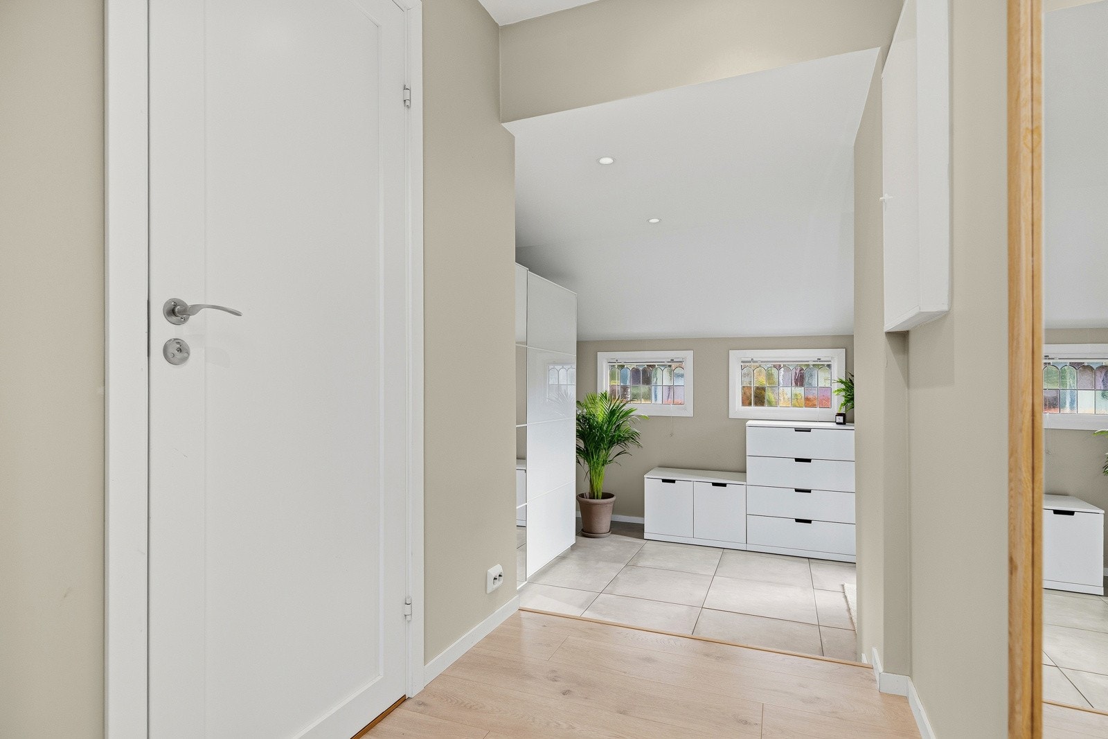 Inngangspartiet er påbygd, noe som sørger for god plass til garderobeløsninger Galleribilde