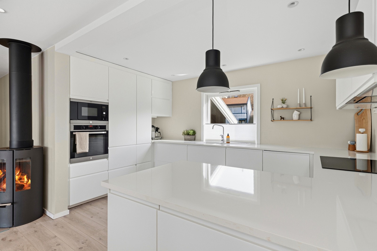 I 2017 ble veggen mellom stue og kjøkken tatt bort og det ble satt inn nytt kjøkken med alt av hvitevarer integrert Galleribilde