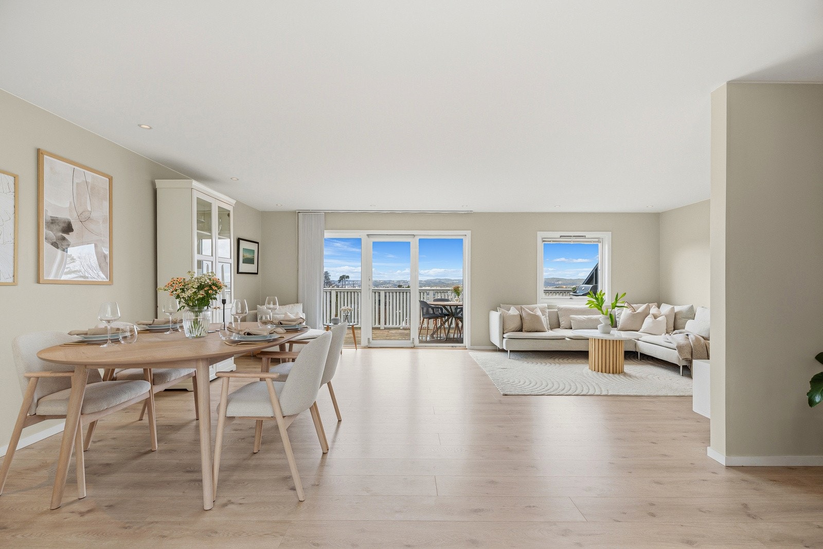 Lys og fin stue med utgang til stor påbygd terrasse. Galleribilde