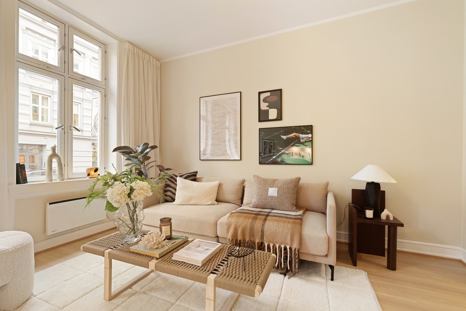 Leiligheten er nylig oppgradert med nye overflater, nytt gulv og nytt kjøkken i 2026, og fremstår med et moderne og tiltalende uttrykk. Galleribilde