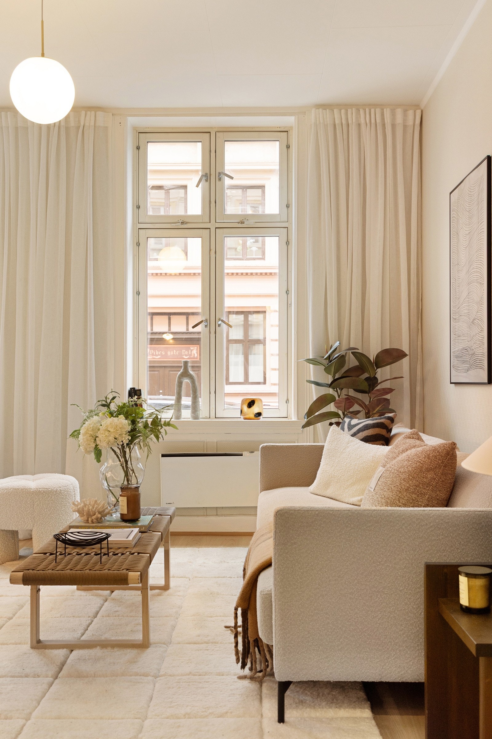 Store vindusflater slipper inn rikelig med naturlig lys. Galleribilde