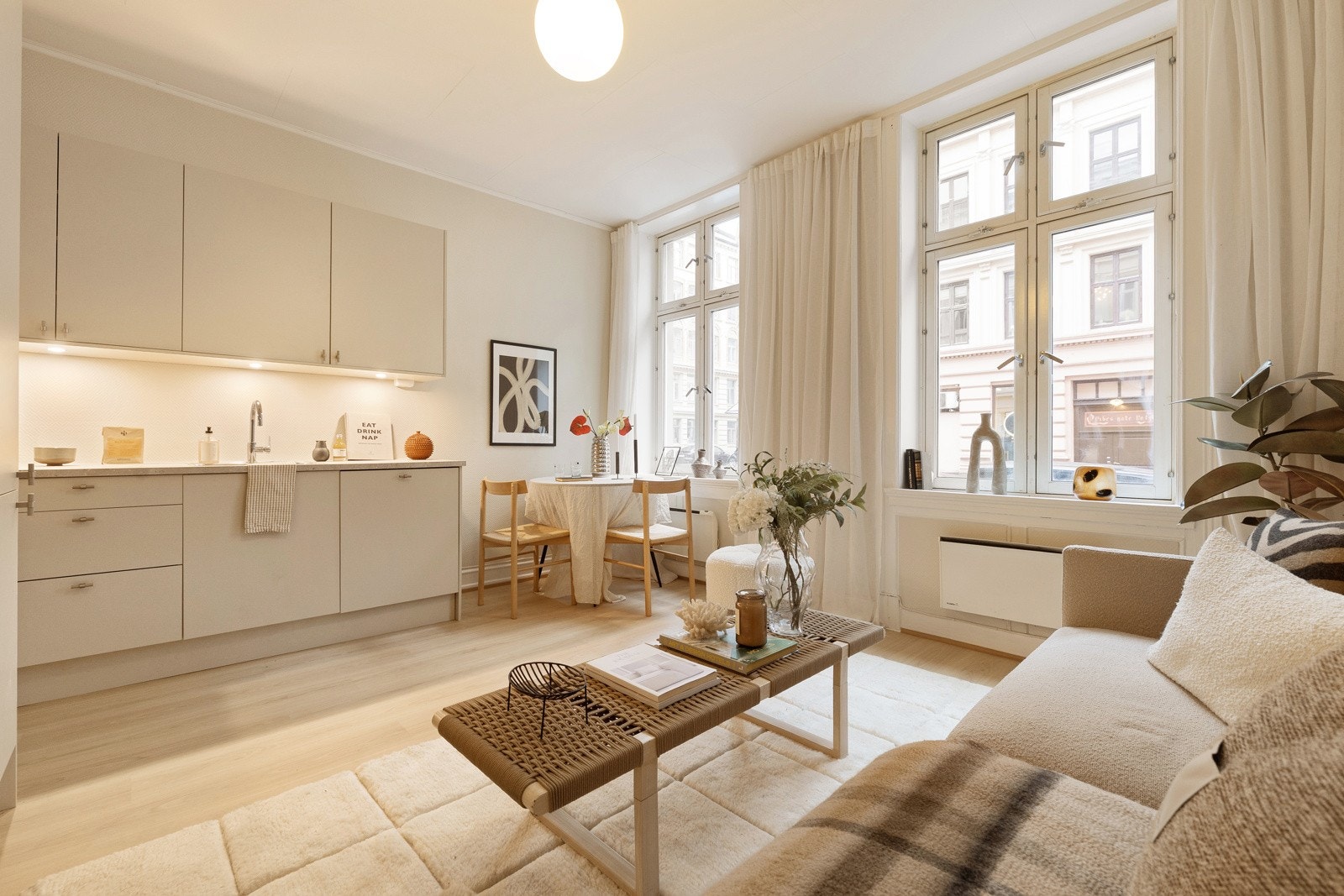 Her har vi gleden av å presentere en lys og gjennomgående 2-roms leilighet med en god og funksjonell planløsning. Galleribilde