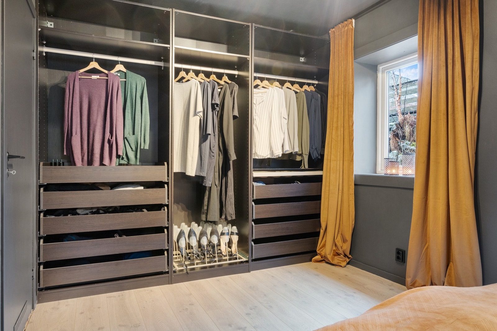 Garderobeskap medfølger handelen Galleribilde