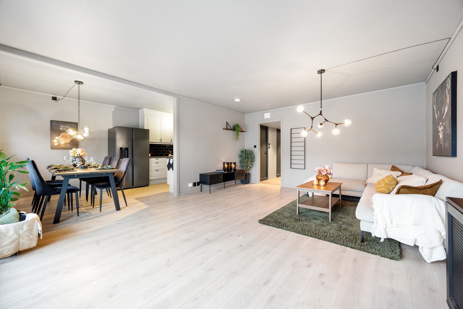 Planløsningen er god og gjør det enkelt innrede med både sofa- og spisegruppe Galleribilde