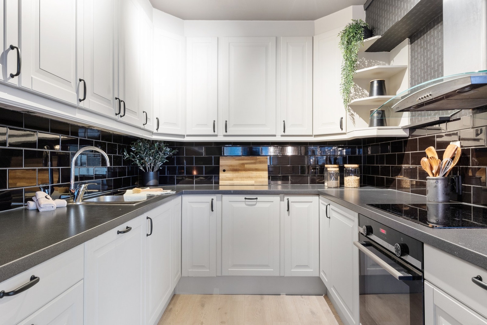 Kjøkkenet er innredet med lyse fronter og laminert benkeplate Galleribilde