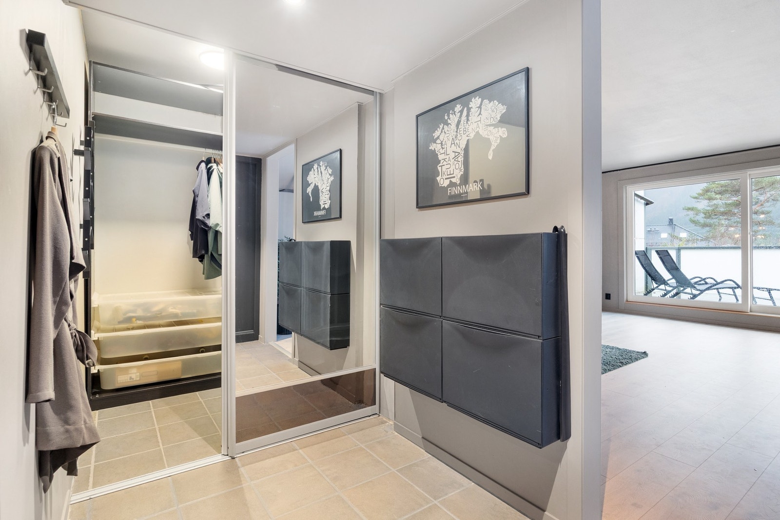 Entréen er romslig med god plass til oppbevaring av sko og yttertøy Galleribilde