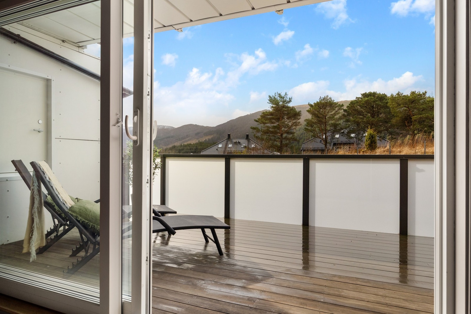 Fra stuen har man utgang til balkong på hele 18 kvadratmeter! Galleribilde