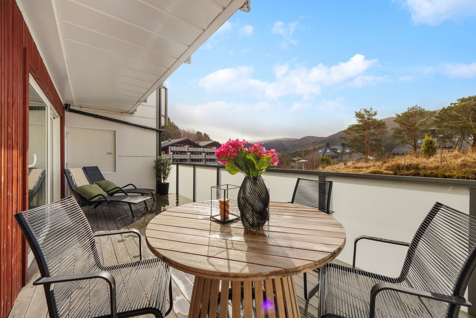 Her kan man nyte gode solforhold og utsikt over nærområdet! Galleribilde