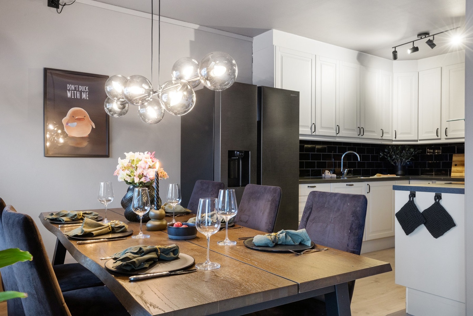 Delvis åpen stue- og kjøkkenløsning gir leiligheten et sosialt preg Galleribilde