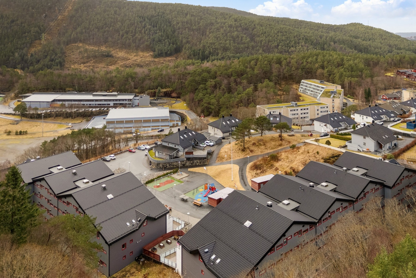 Boligen ligger i et svært rolig nabolag med kort vei til alt man trenger i hverdagen Galleribilde