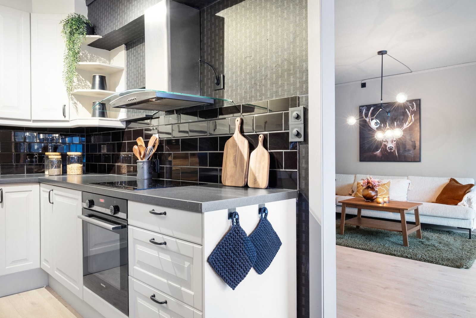 Både over- og underskap sikrer godt med oppbevaringsplass Galleribilde