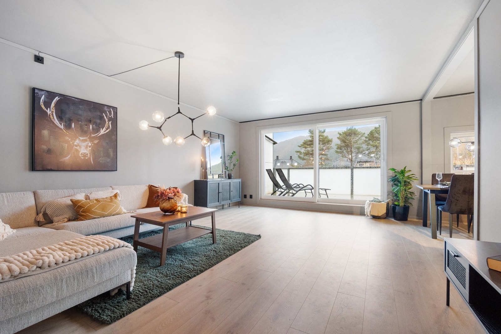 Leiligheten består av entré, stue, kjøkken, tre soverom, to bad og vaskerom Galleribilde