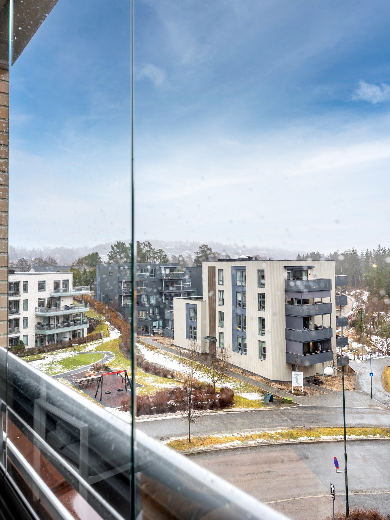 Fra balkongen er det flott utsikt over nærområdet. Galleribilde