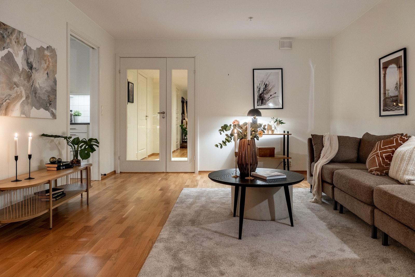 Stuen er lys og romslig, malt i lyse fargetoner som er kombinert med trestavs eikeparkett. Galleribilde