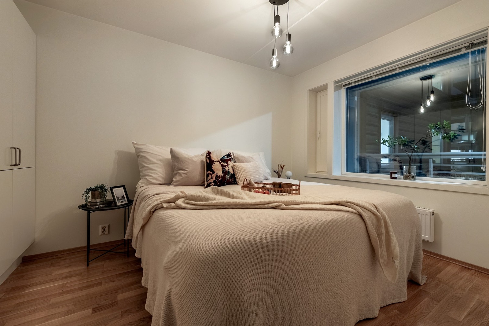 Leiligheten har to soverom, med lyse fargetoner på veggene og trestavs eikeparkett. Galleribilde