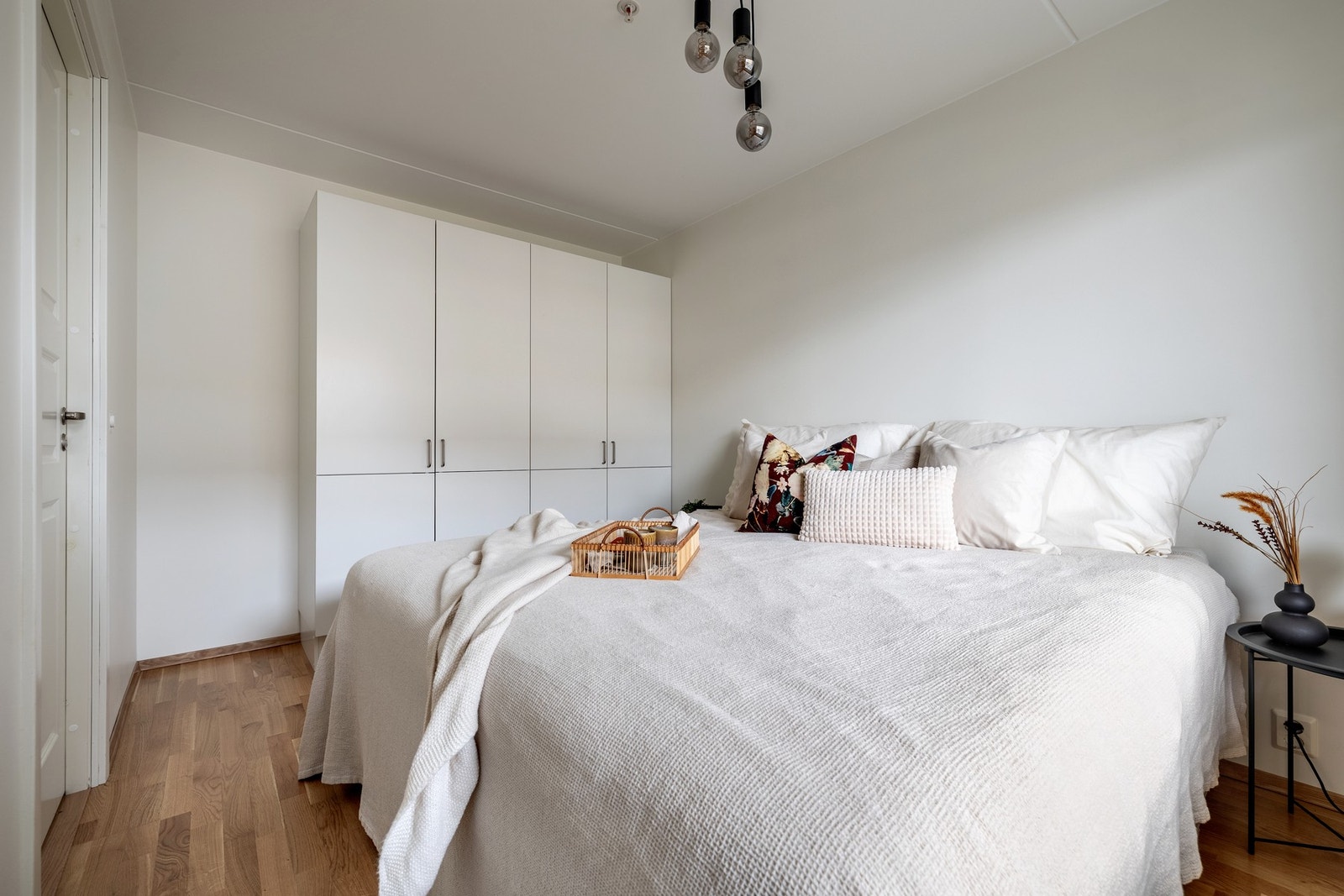 Hovedsoverommet er innredet med et praktisk garderobeskap. Galleribilde