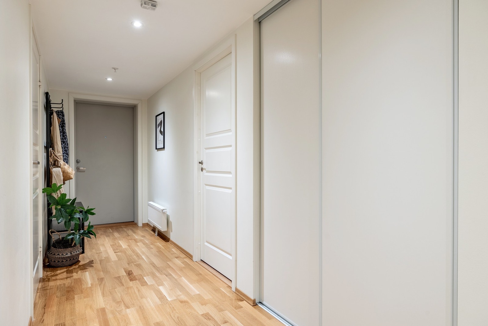 Entréen er innredet med en praktisk skyvedørsgarderobe. Galleribilde