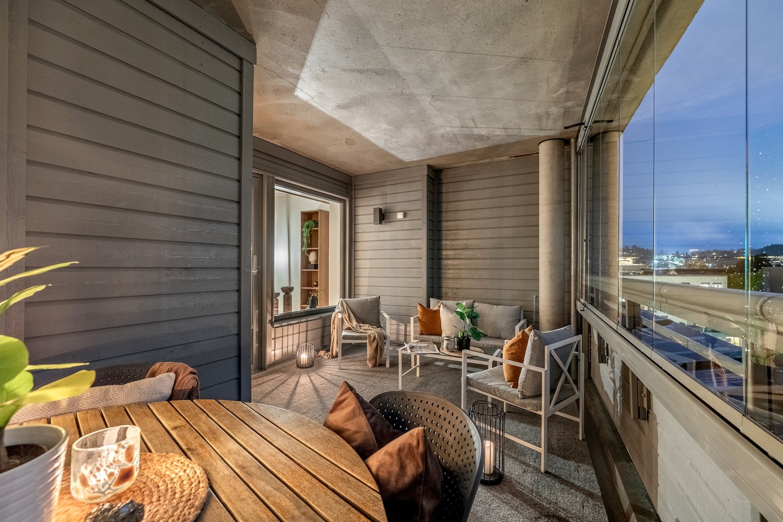 Den romslige balkongen gir godt med plass til sittegruppe og annet møblement. Galleribilde