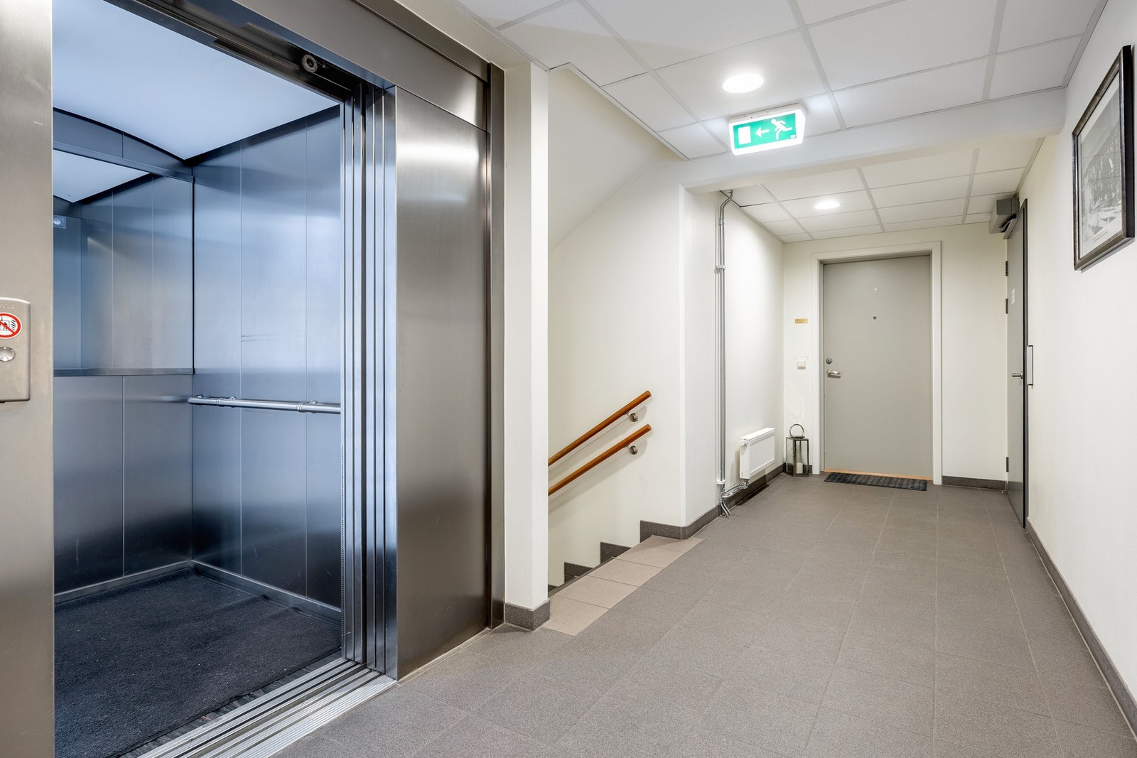 Det er heisadkomst mellom etasjene i bygget. Galleribilde