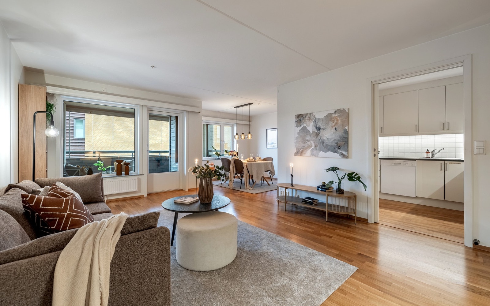 Store vindusflater sørger for rikelig med naturlig lysinnslipp. Galleribilde