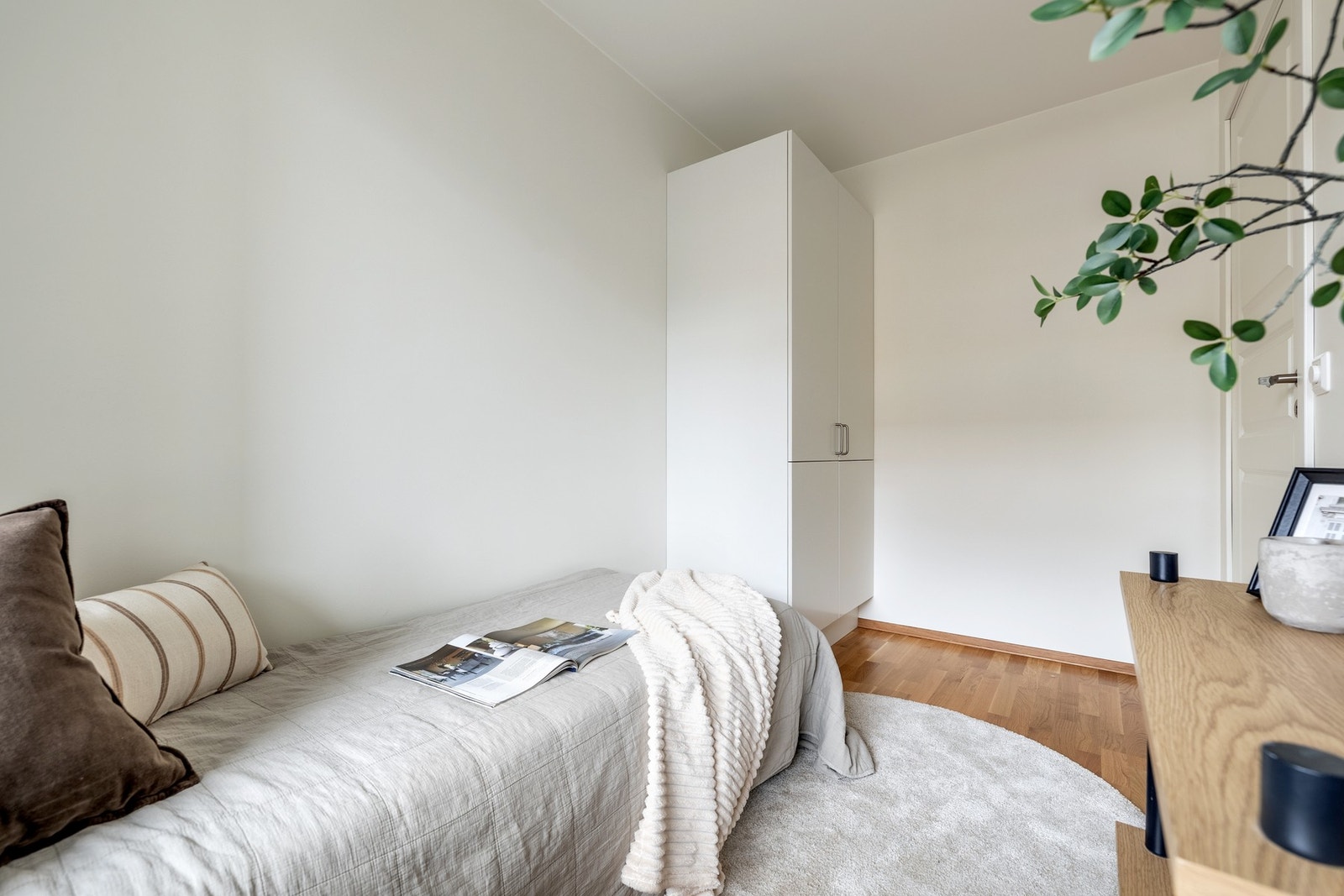 Her er det god plass til seng, nattbord og skrivebord, og rommet er innredet med et garderobeskap. Galleribilde