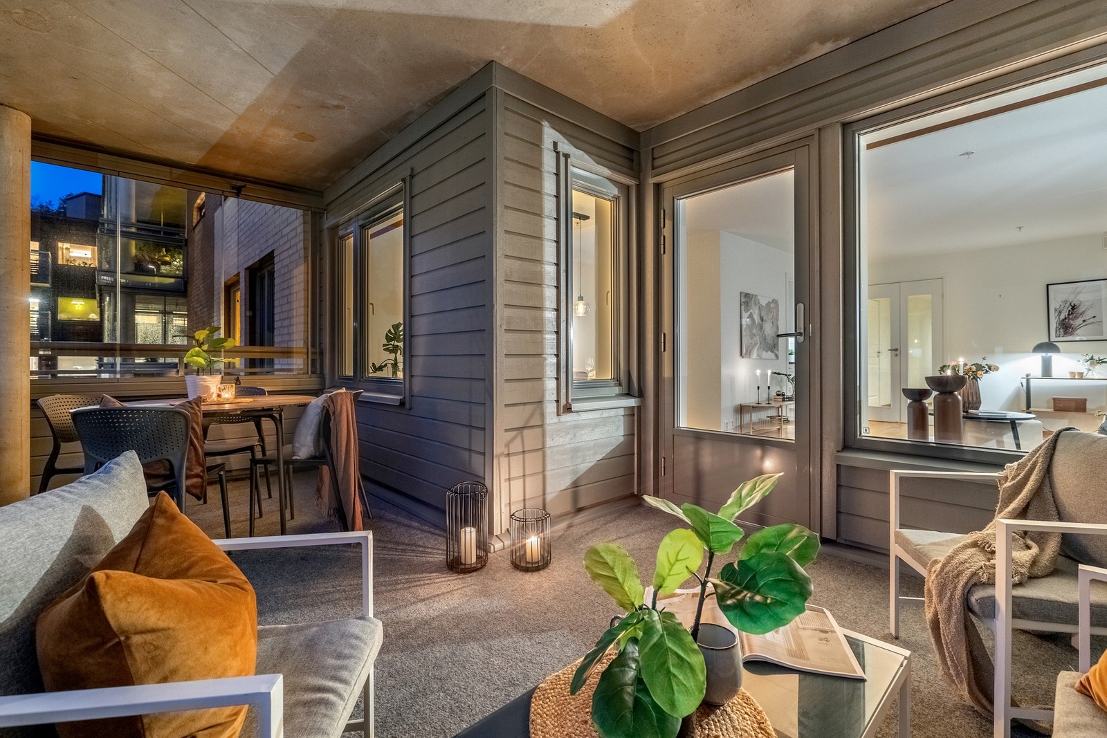 Fra stuen er det utgang til en overbygd, innglasset balkong på ca. 15 kvm. Galleribilde