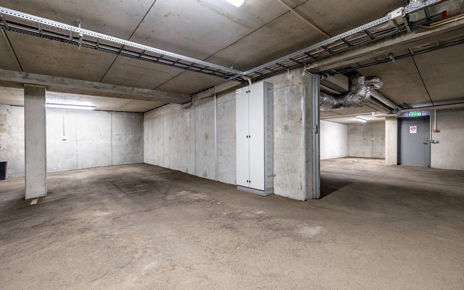 Det medfølger en parkeringsplass i felles garasjeanlegg. Inngang til oppgangen til høyre i bildet. Galleribilde