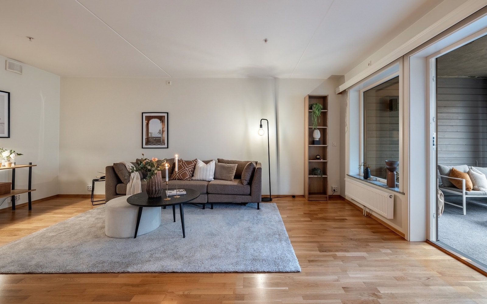 Fra stuen er det utgang til en innglasset balkong på ca. 15 kvm. Galleribilde