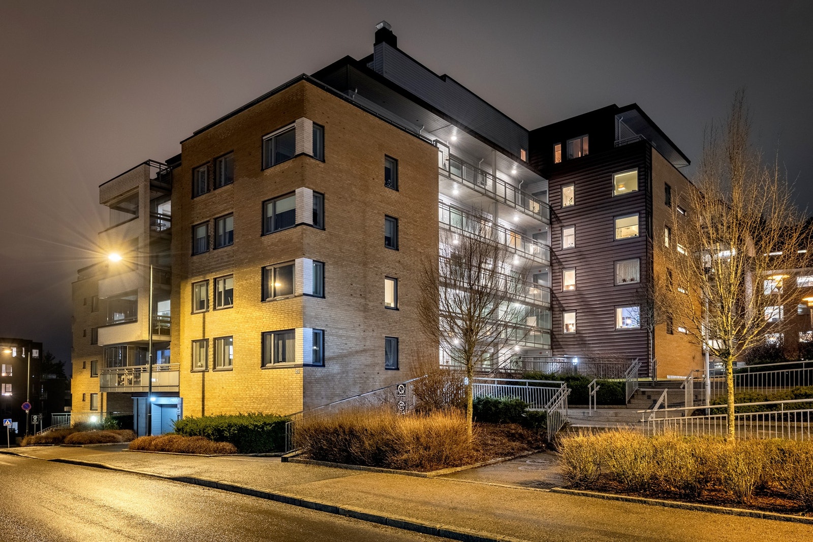 Ellers er sameiets tomt pent opparbeidet med hyggelig grøntområder og asfalterte og steinlagte adkomstveier. Galleribilde