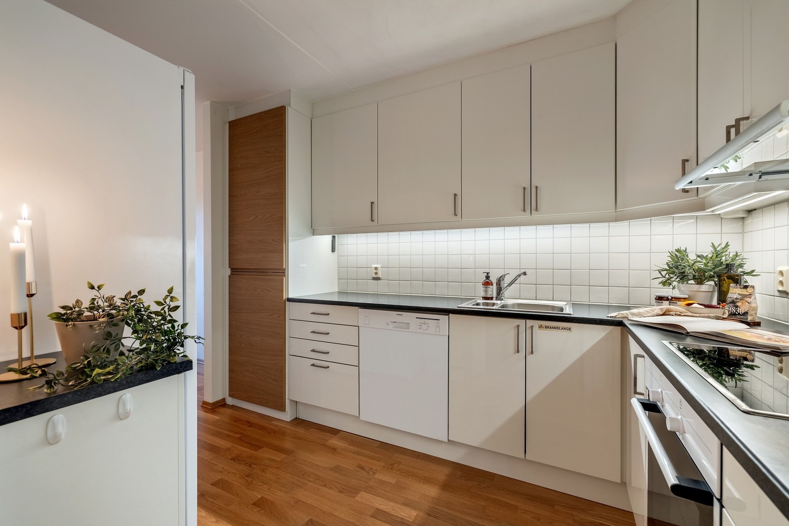 Benkeplaten er av laminat, utstyrt med nedfelt oppvaskkum. Galleribilde