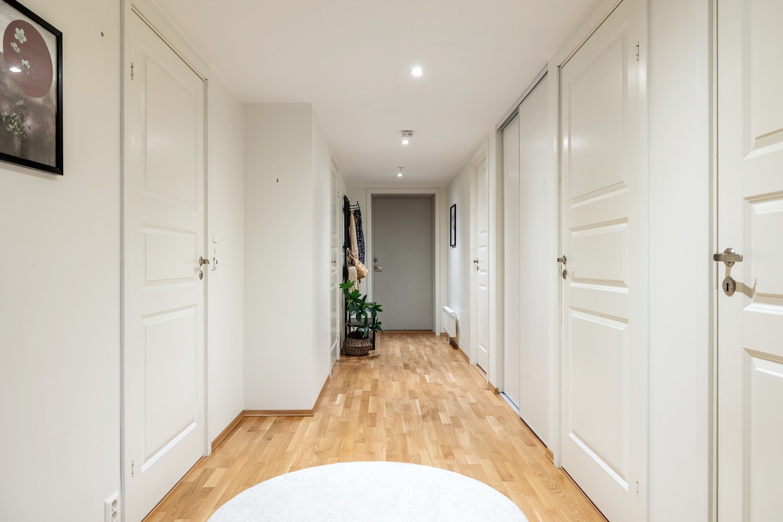 Entréen gir et godt førsteinntrykk av leiligheten med lysmalte vegger og trestavs eikeparkett. Galleribilde