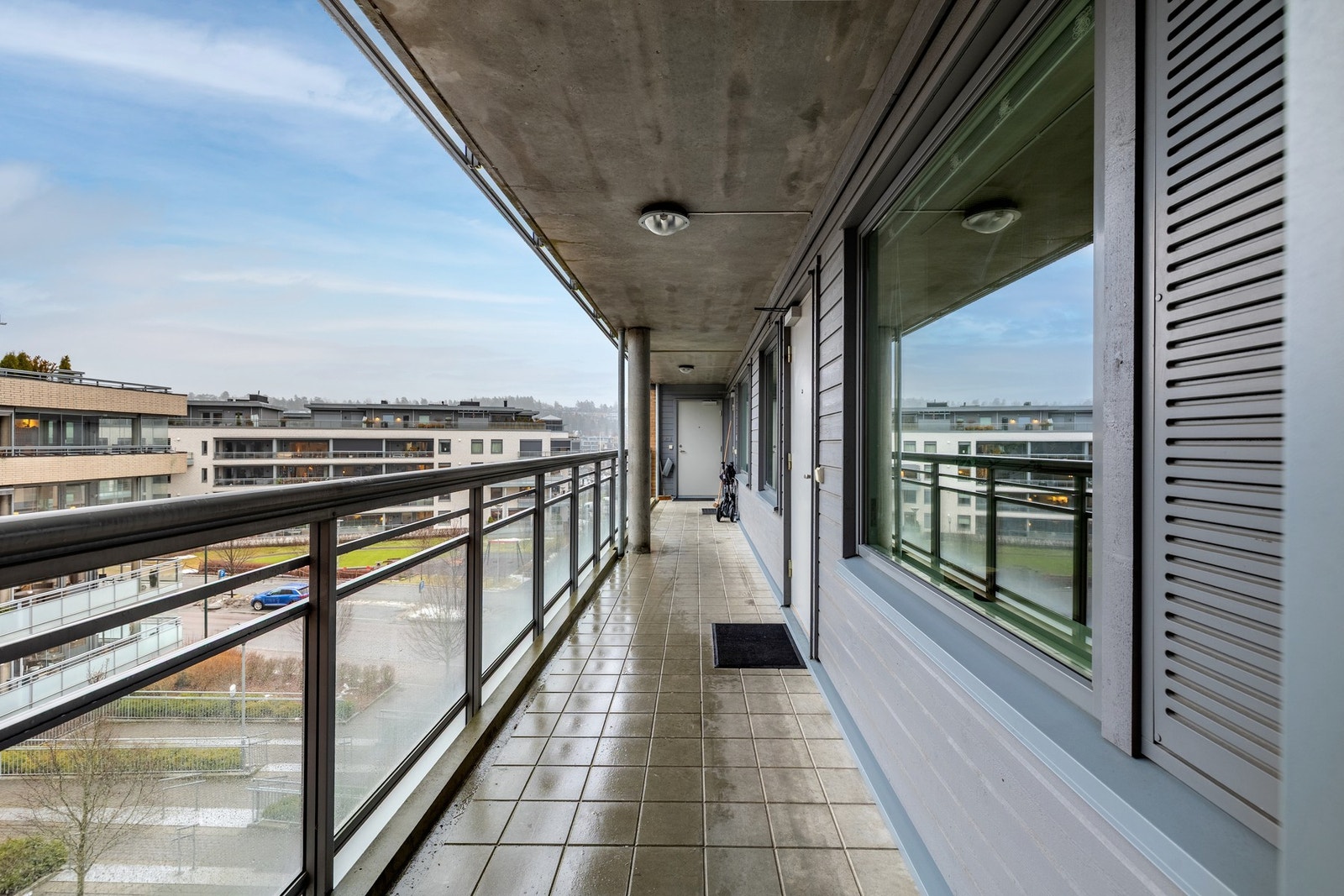 Leiligheten ligger i byggets fjerde etasje og har adkomst via felles trapperom med heis og svalgang. Galleribilde