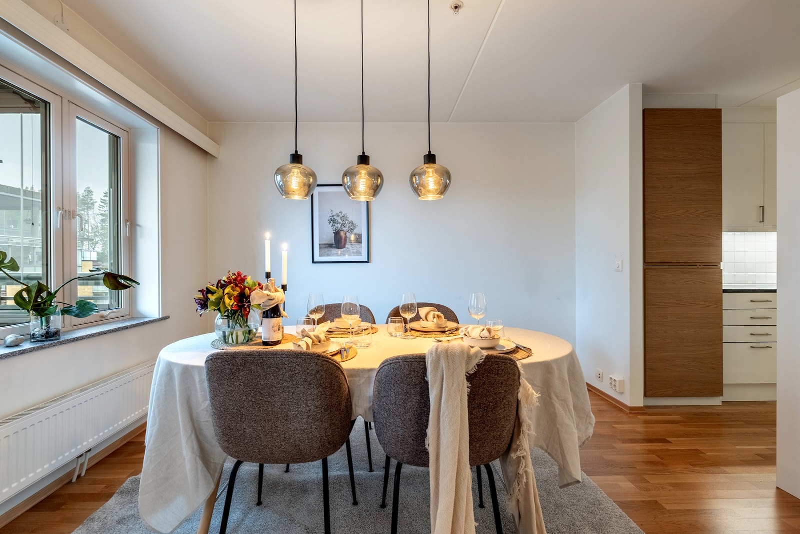 Spisebordet har sin naturlige plassering utenfor kjøkkenet. Galleribilde
