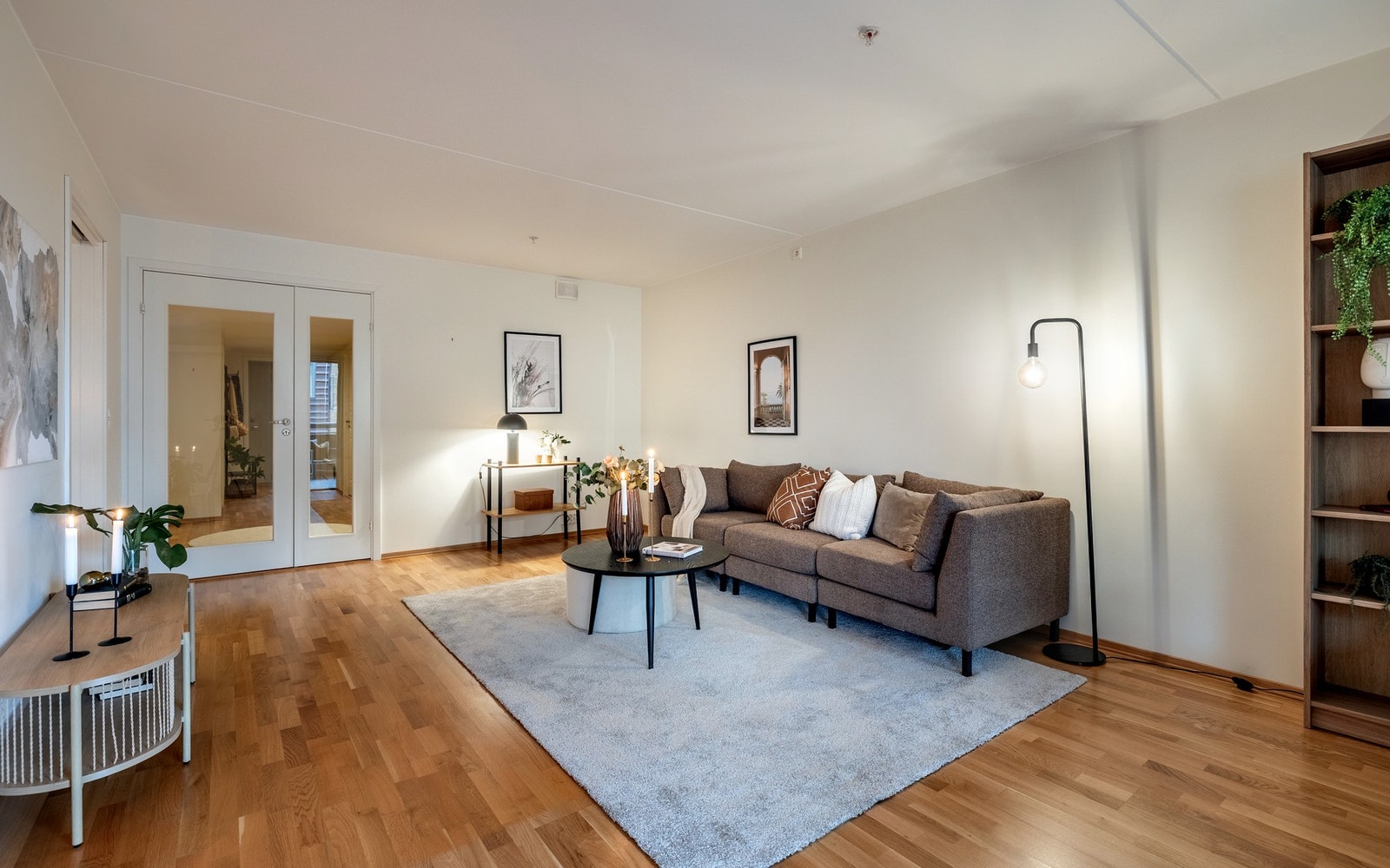 Det er gode møbleringsmuligheter med plass til både sofagruppe, TV-anlegg og spisebord i naturlige soner. Galleribilde