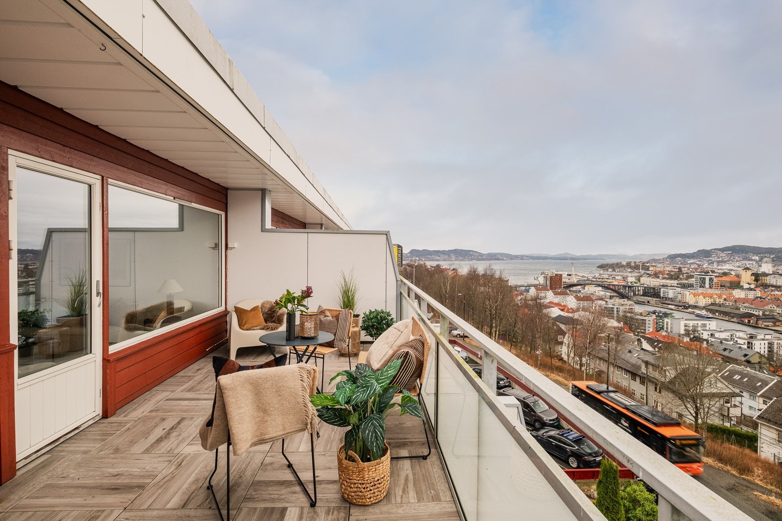 Fra stor altan på 10 kvm. kan man skue utover Bergen by, byfjellene og deler av Byfjorden Galleribilde
