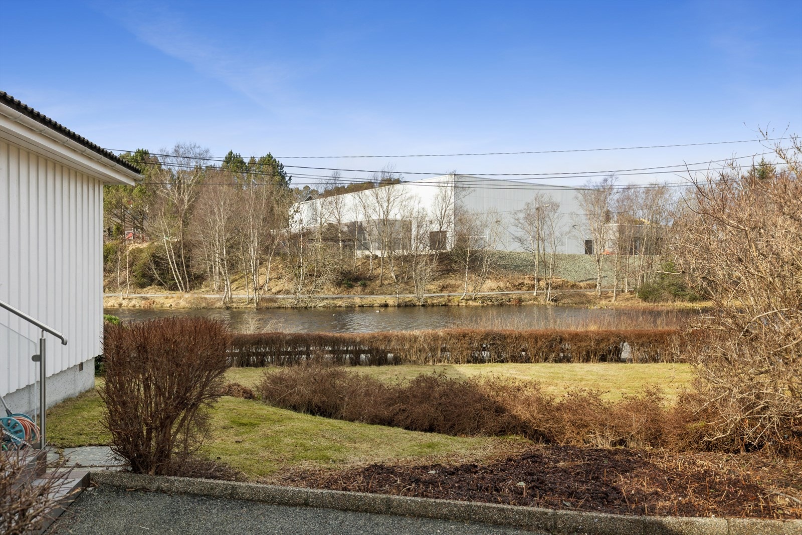 Stor hage som strekker seg rundt boligen - Nærhet til grøntområder og Vormedalsvatnet. Galleribilde