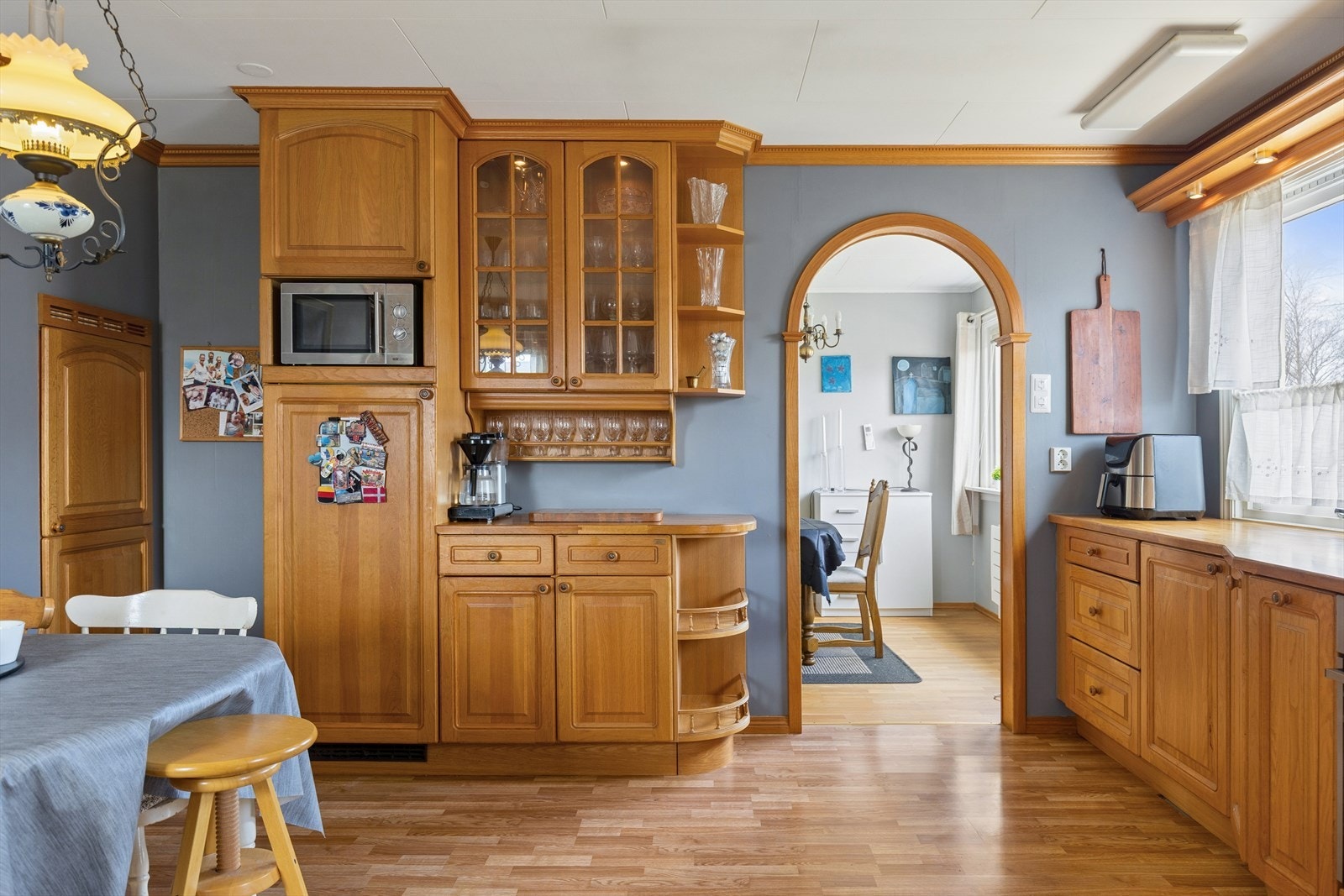 Lyst og romslig kjøkken med rikelig skap- og benkeplass. Praktisk løsning med egen spiseplass og naturlig gjennomgang mot spisestuen. Galleribilde